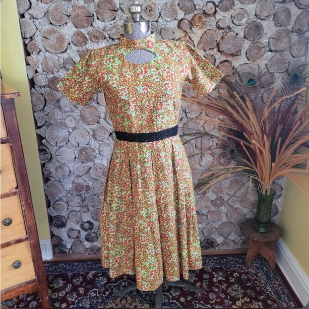 👗🥰 HOST PICK 🥳👗Vintage 
1970's dress keyhole cut-out accent waist band US6P